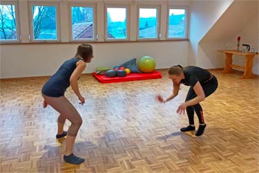 Frauen bewegen sich zu Musik