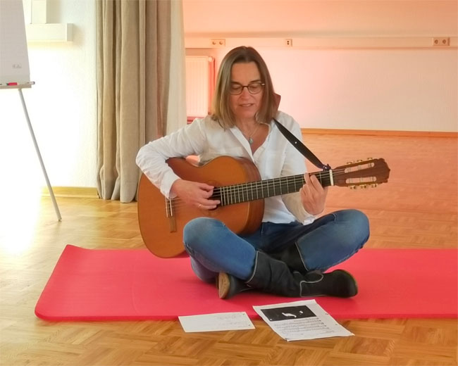 Christel Böske trägt Liedtext vor